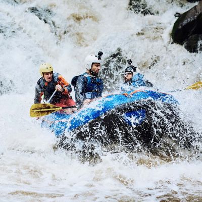 Excursiones de varios días en balsa por aguas bravas